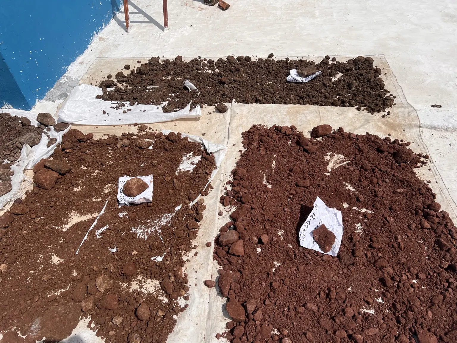 Cuatro muestras de material separadas para secado