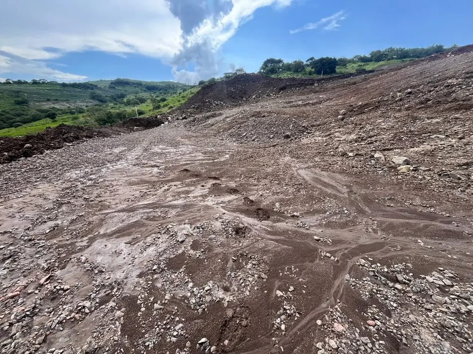 Zona con material saturado identificada en el relleno